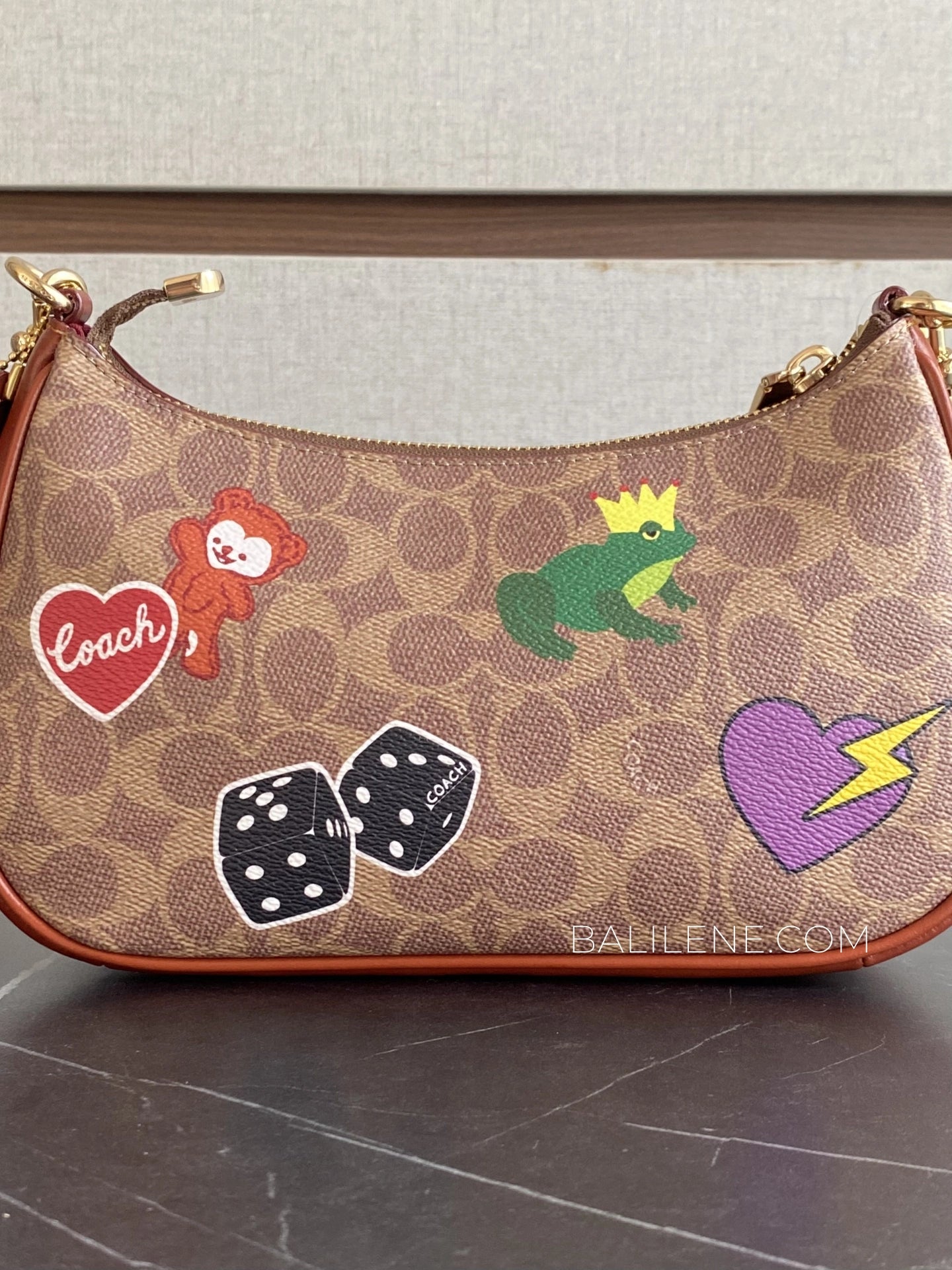 detail-belakang-Coach-Teri-Shoulder-Bag-In-Signature-Canvas-With-Sticker-Print-Gold-Tan-Multi-balilene