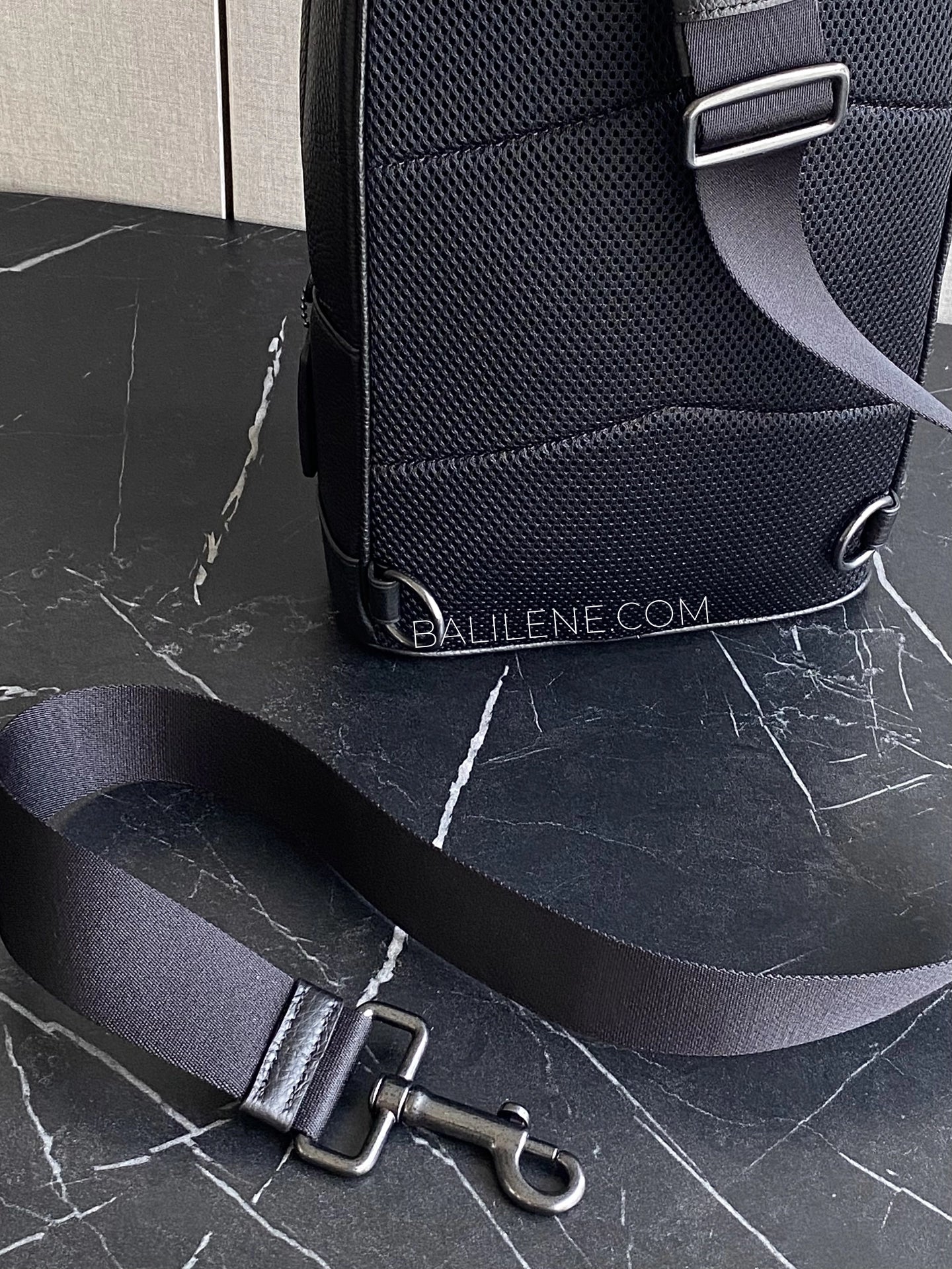 detail-belakang-Coach-West-Pack-Leather-Black-balilene