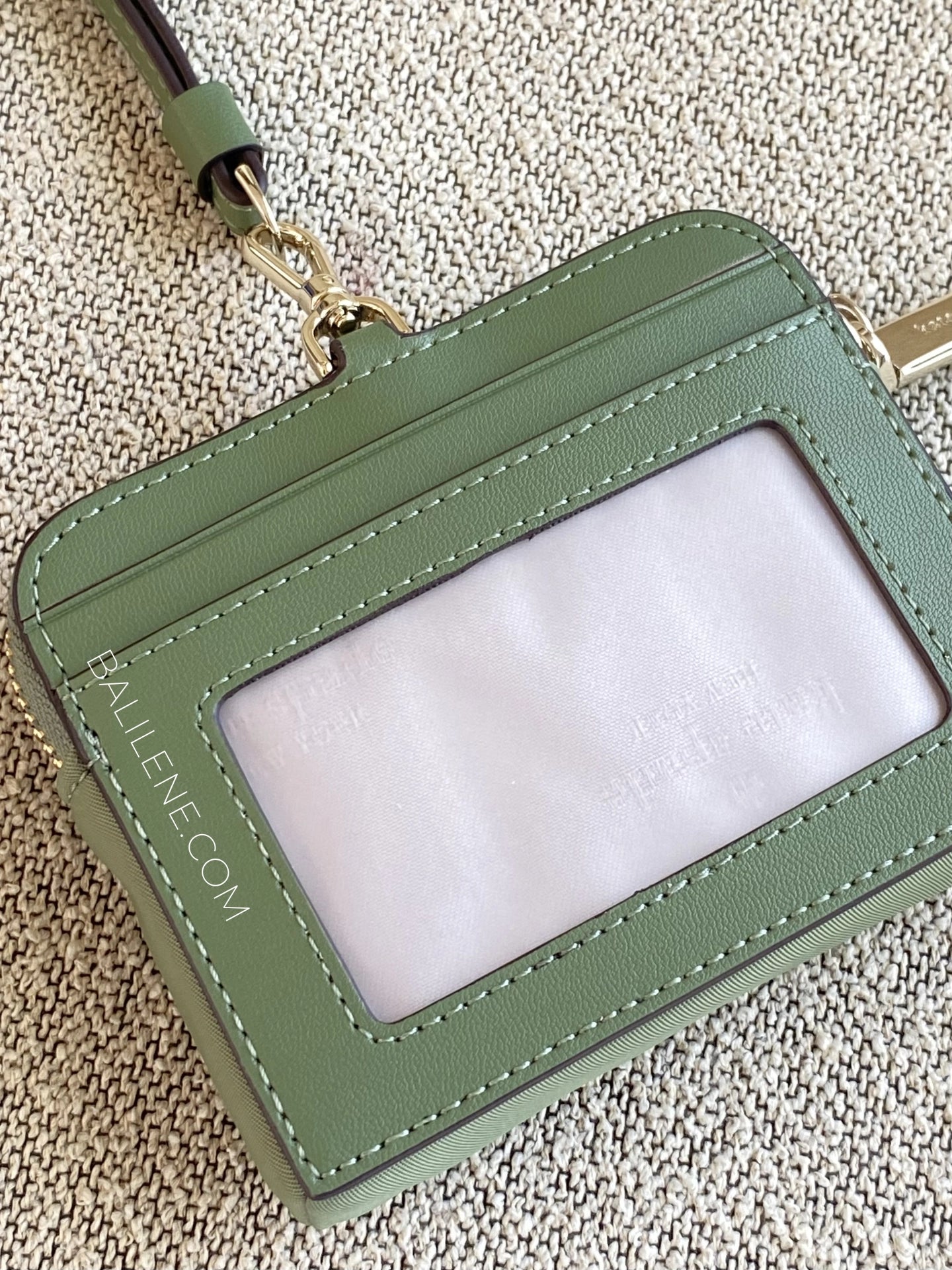 detail-belakang-Kate-Spade-Carter-Nylon-Card-Case-Lanyard-Cedar-Stand-balilene