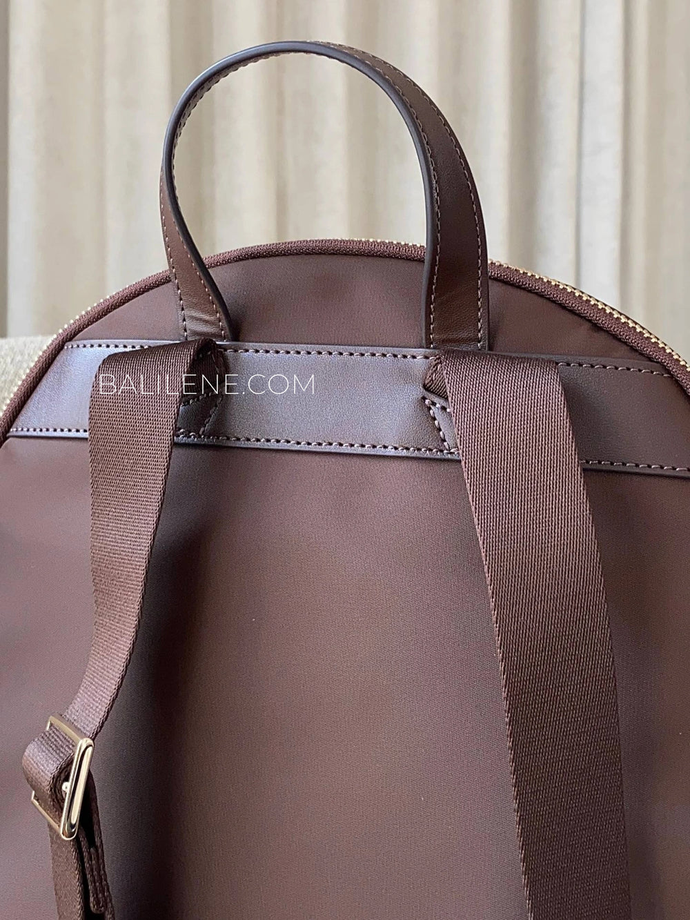 detail-belakang-Kate-Spade-Carter-Nylon-Cargo-Backpack-Hot-Fudge-balilene