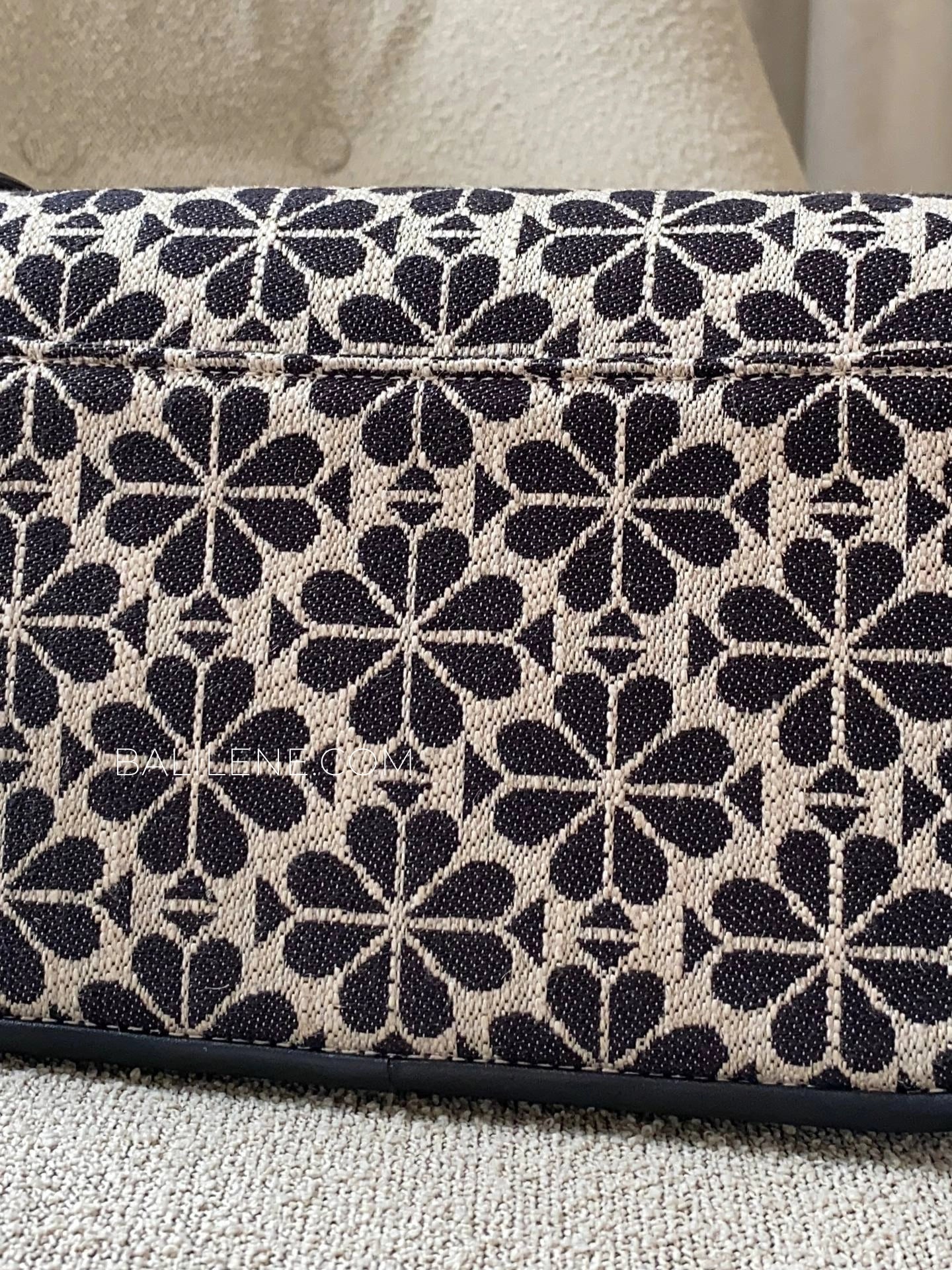 detail-belakang-Kate-Spade-Flower-Jacquard-Small-Flap-Crossbody-Sand-Multi-balilene