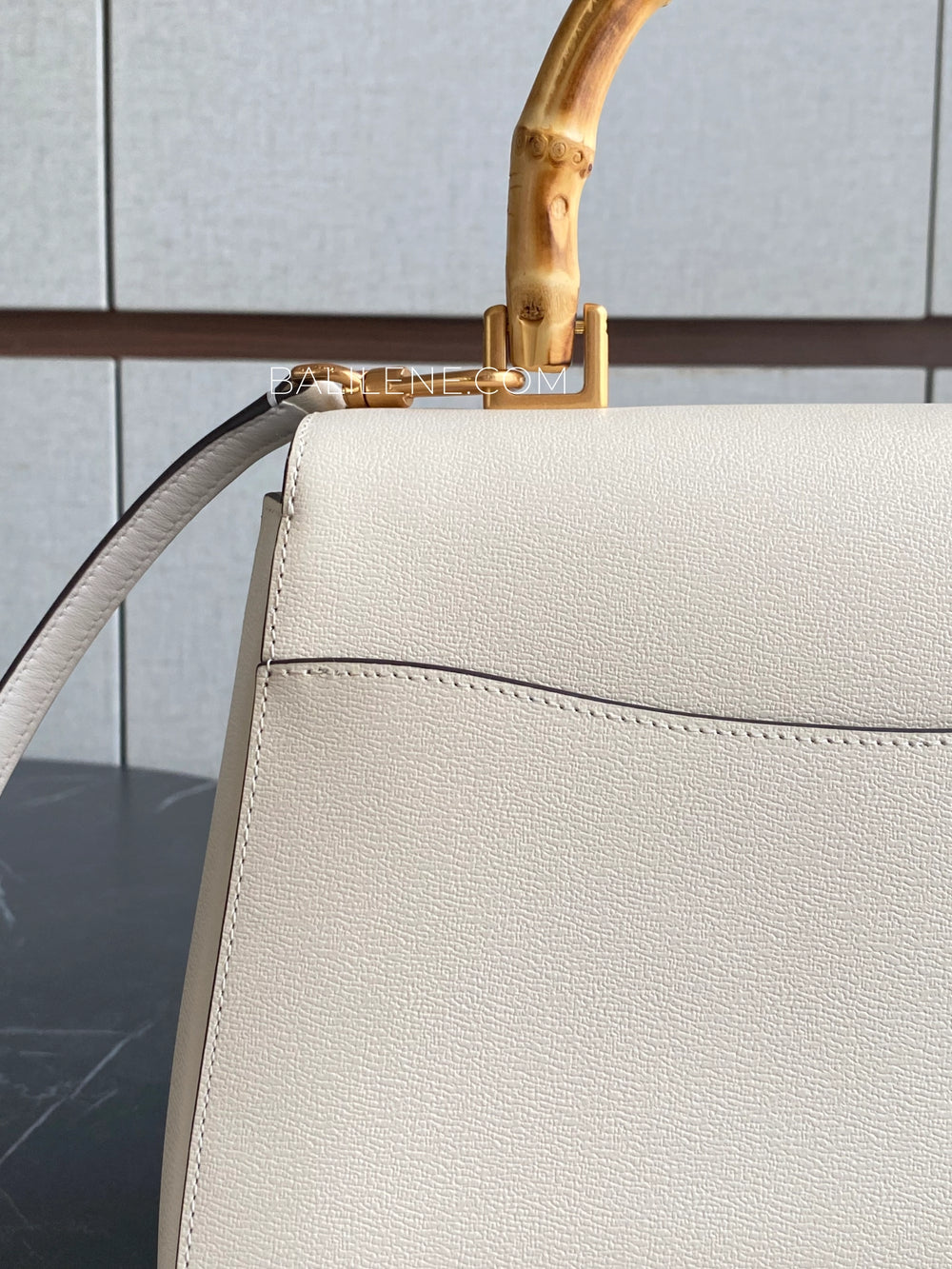 detail-belakang-Kate-Spade-Katy-Bamboo-Medium-Top-Handle-Halo-White-balilene