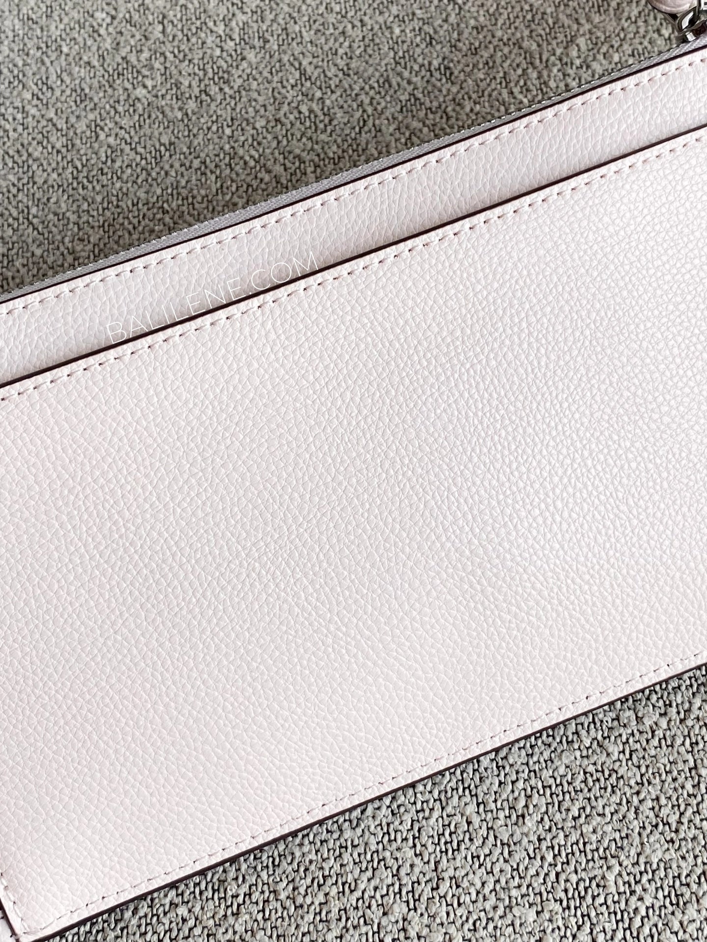 detail-belakang-Kate-Spade-Lucy-Floral-Medium-L-zip-Wristlet-Fresh-Peach-Multi-balilene