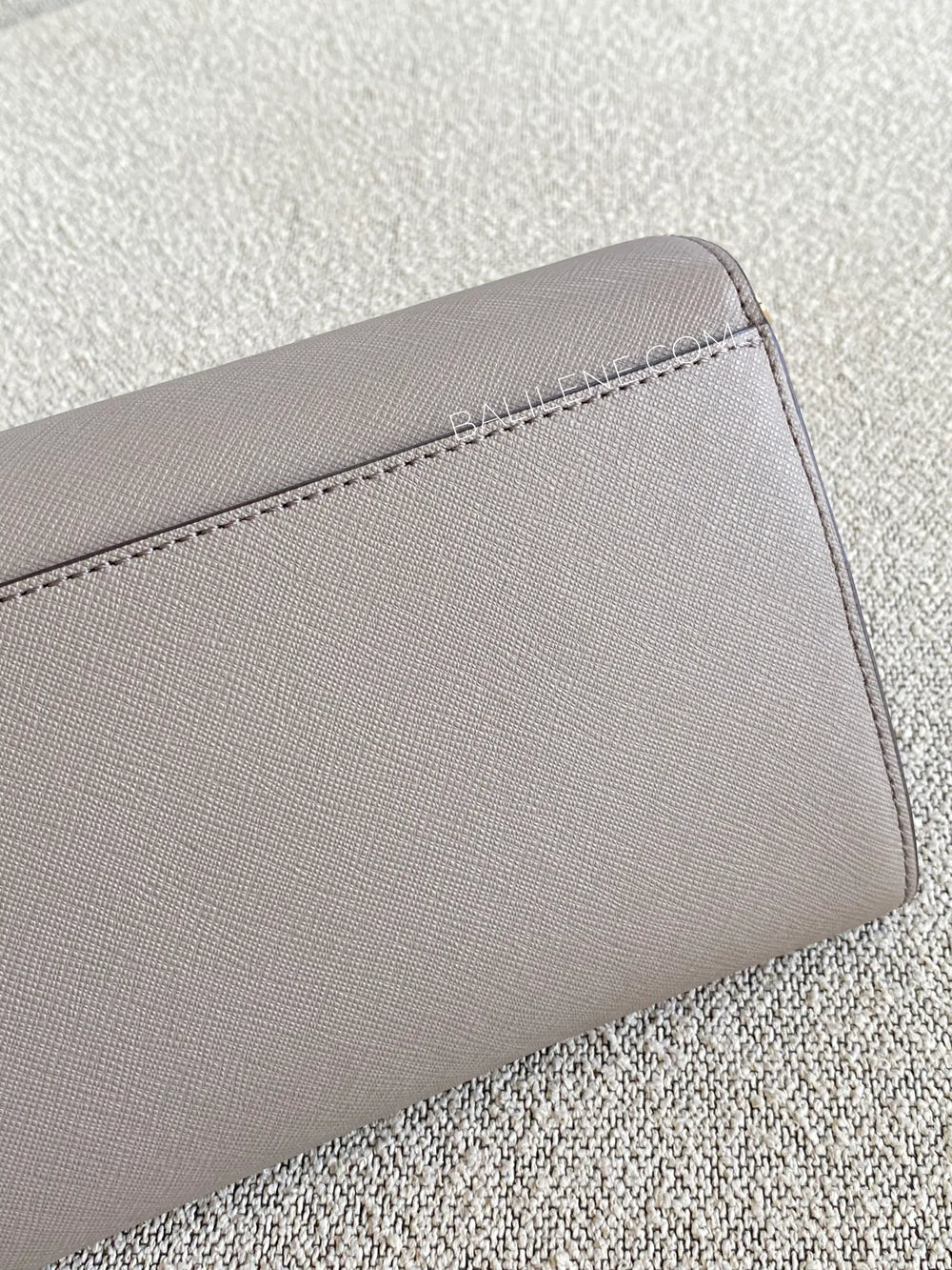 detail-belakang-Tory-Burch-52899-Emerson-Chain-Wallet-Gray-Heron-balilene