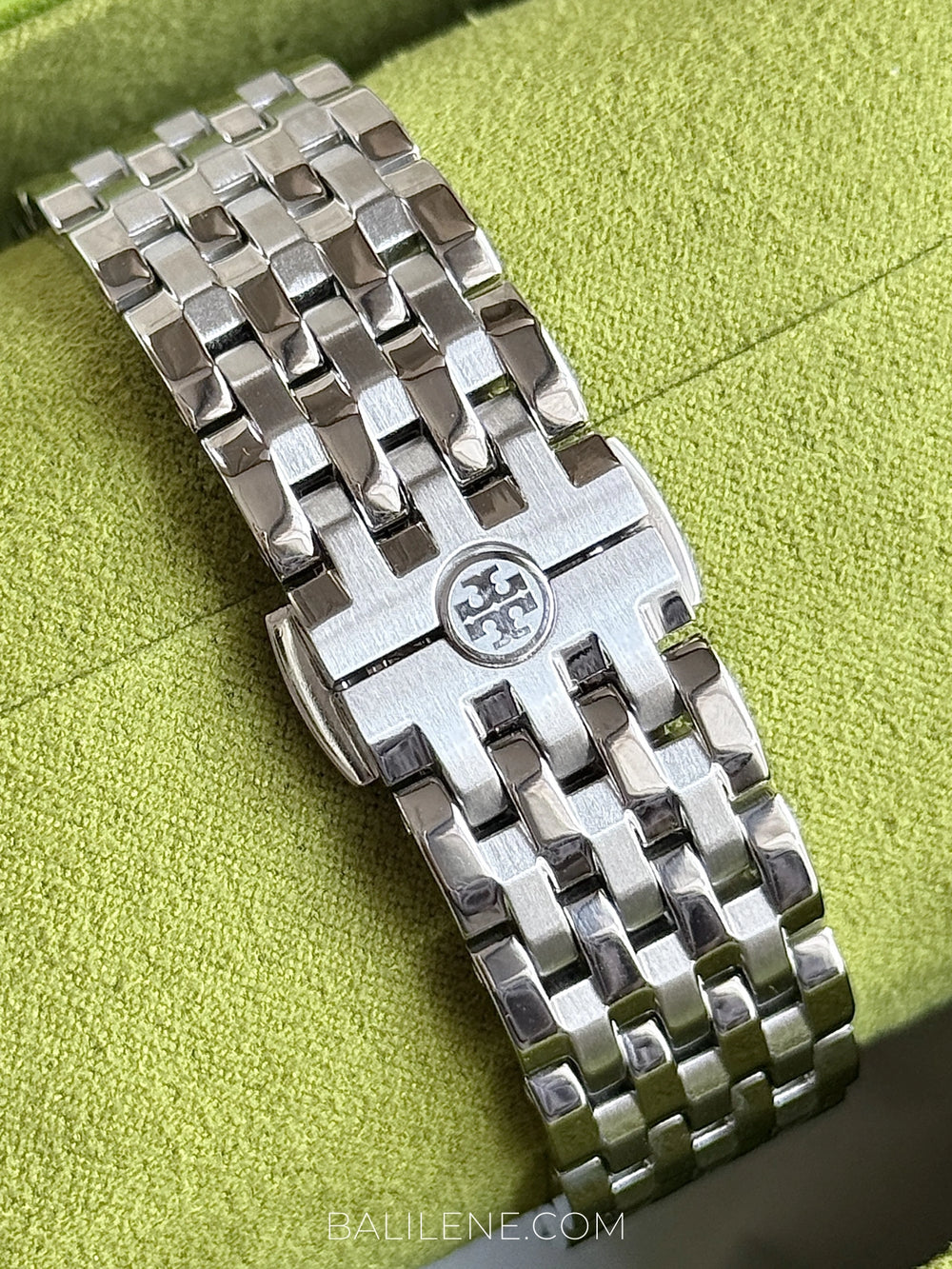 detail-belakang-Tory-Burch-Robinson-Silver-Tone-White-Dial-Ladies-Watch-balilene