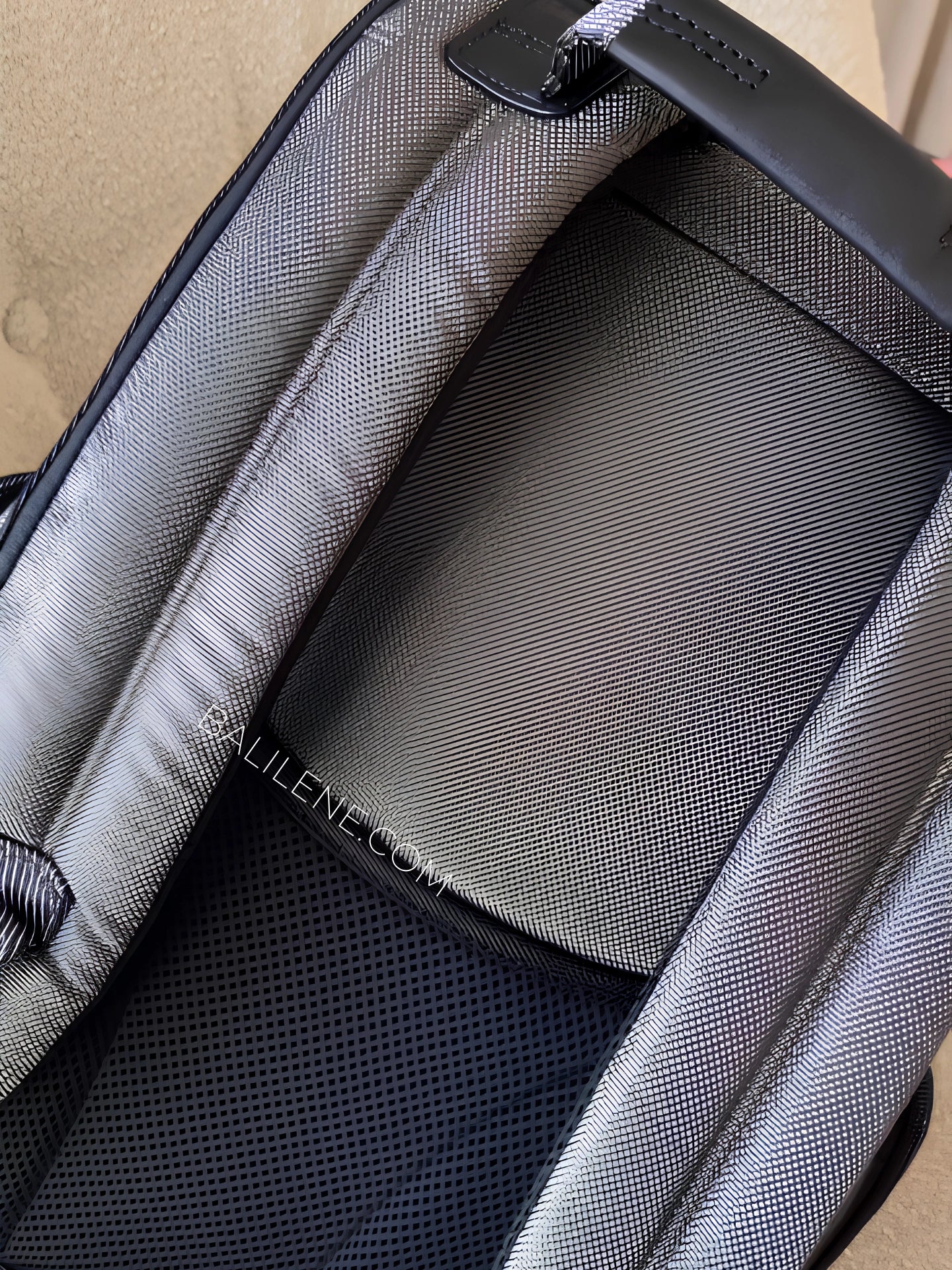 detail-belakang-Tumi-Parrish-Backpack-Golden-Brown-and-Grey-balilene