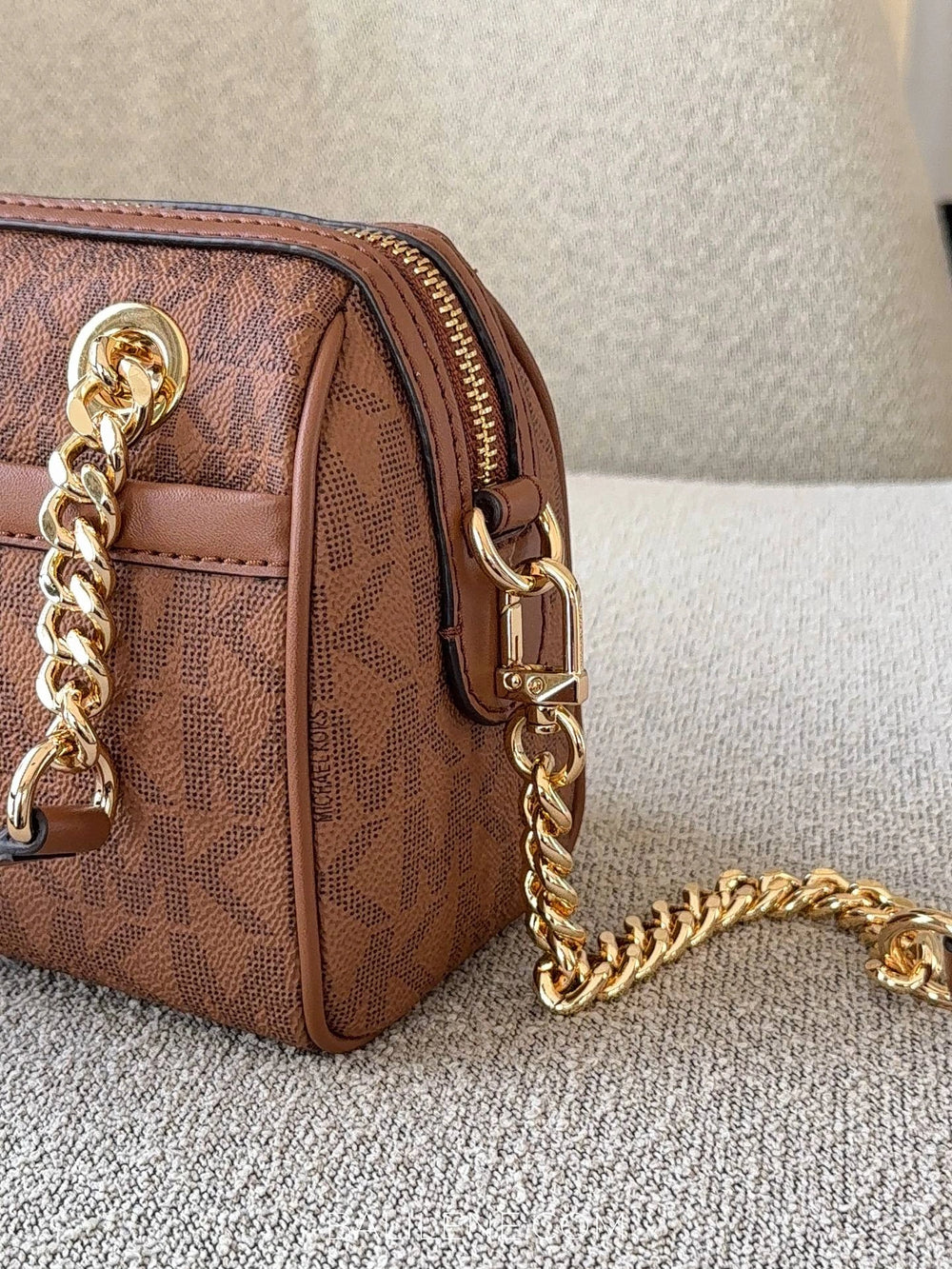 detail-chain-Michael-Kors-Blaire-Extra-Small-Logo-Duffle-Crossbody-Bag-Luggage-balilene