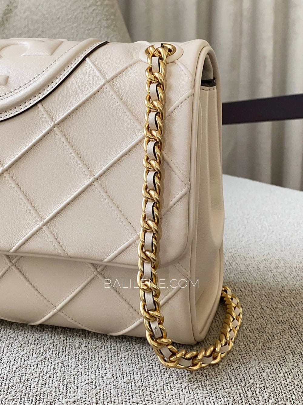 detail-chain-Tory-Burch-Fleming-Soft-Convertible-Shoulder-Bag-New-Cream-balilene