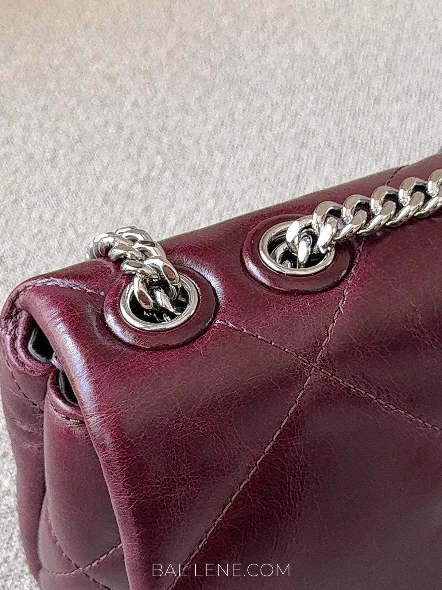 detail-chain-Tory-Burch-Small-Kira-Diamond-Quilt-Distressed-Shoulder-Bag-Dark-Carmine-balilene
