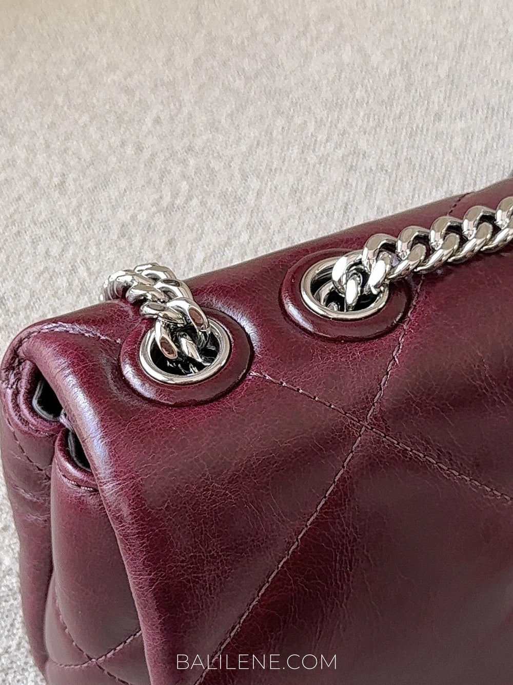 detail-chain-Tory-Burch-Small-Kira-Diamond-Quilt-Distressed-Shoulder-Bag-Dark-Carmine-balilene
