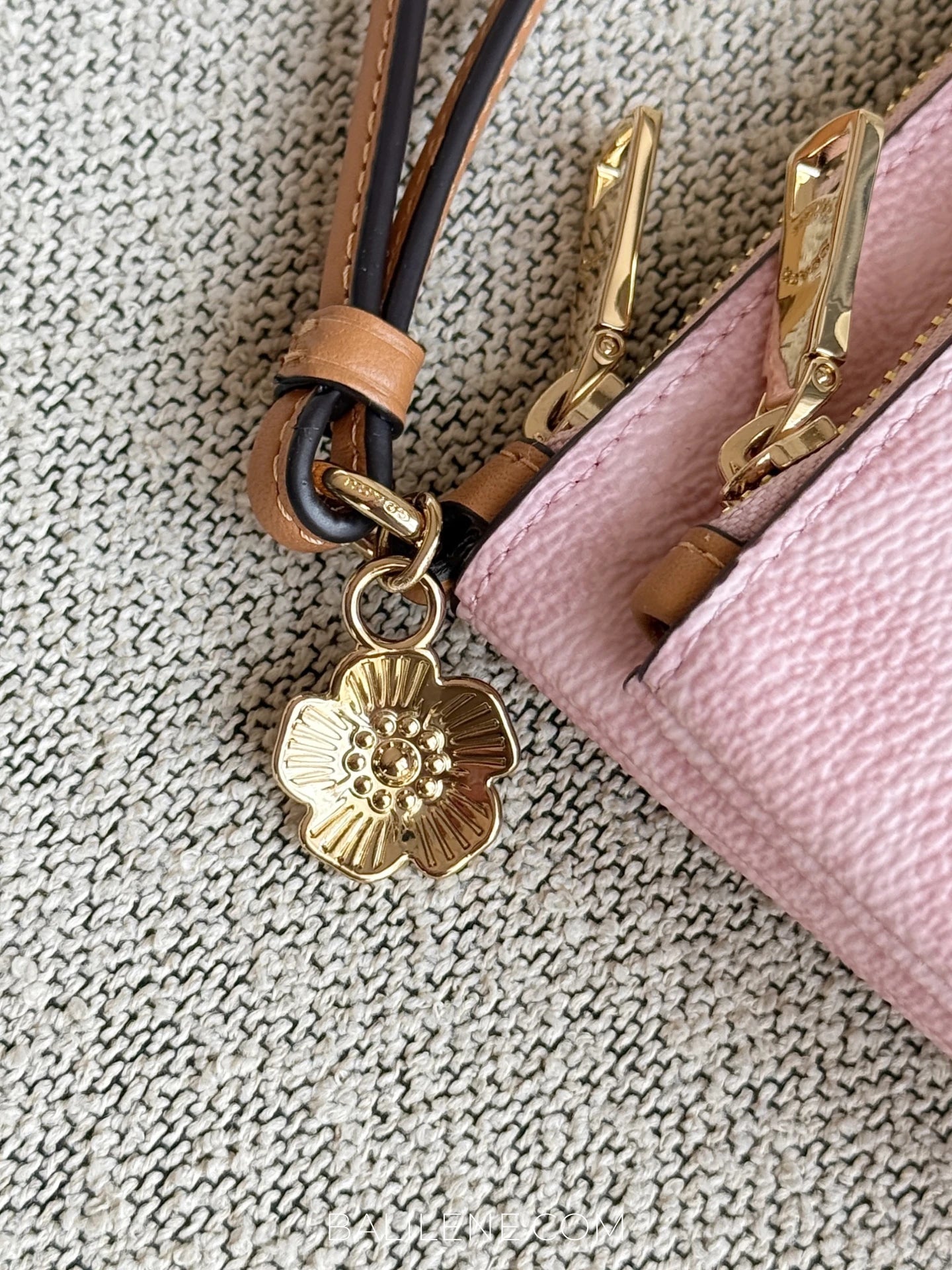 detail-charm-Coach-Double-Zip-Wallet-In-Signature-Canvas-With-Charms-Powder-Pink-balilene