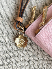 detail-charm-Coach-Double-Zip-Wallet-In-Signature-Canvas-With-Charms-Powder-Pink-balilene