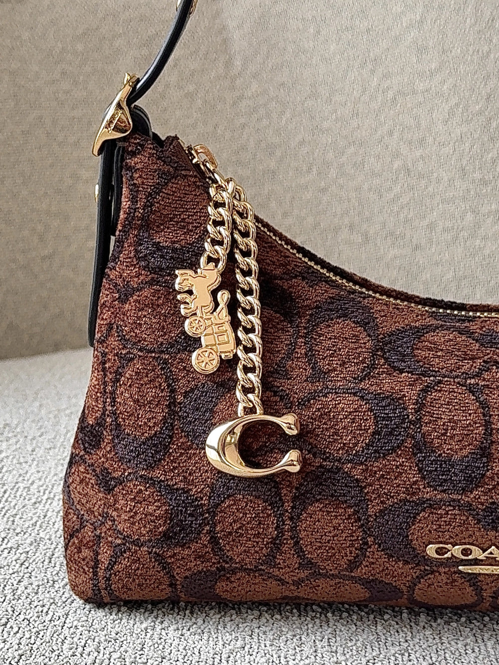 detail-charm-Coach-Emeilia-Shoulder-Bag-In-Signature-Chenille-Truffle-balilene
