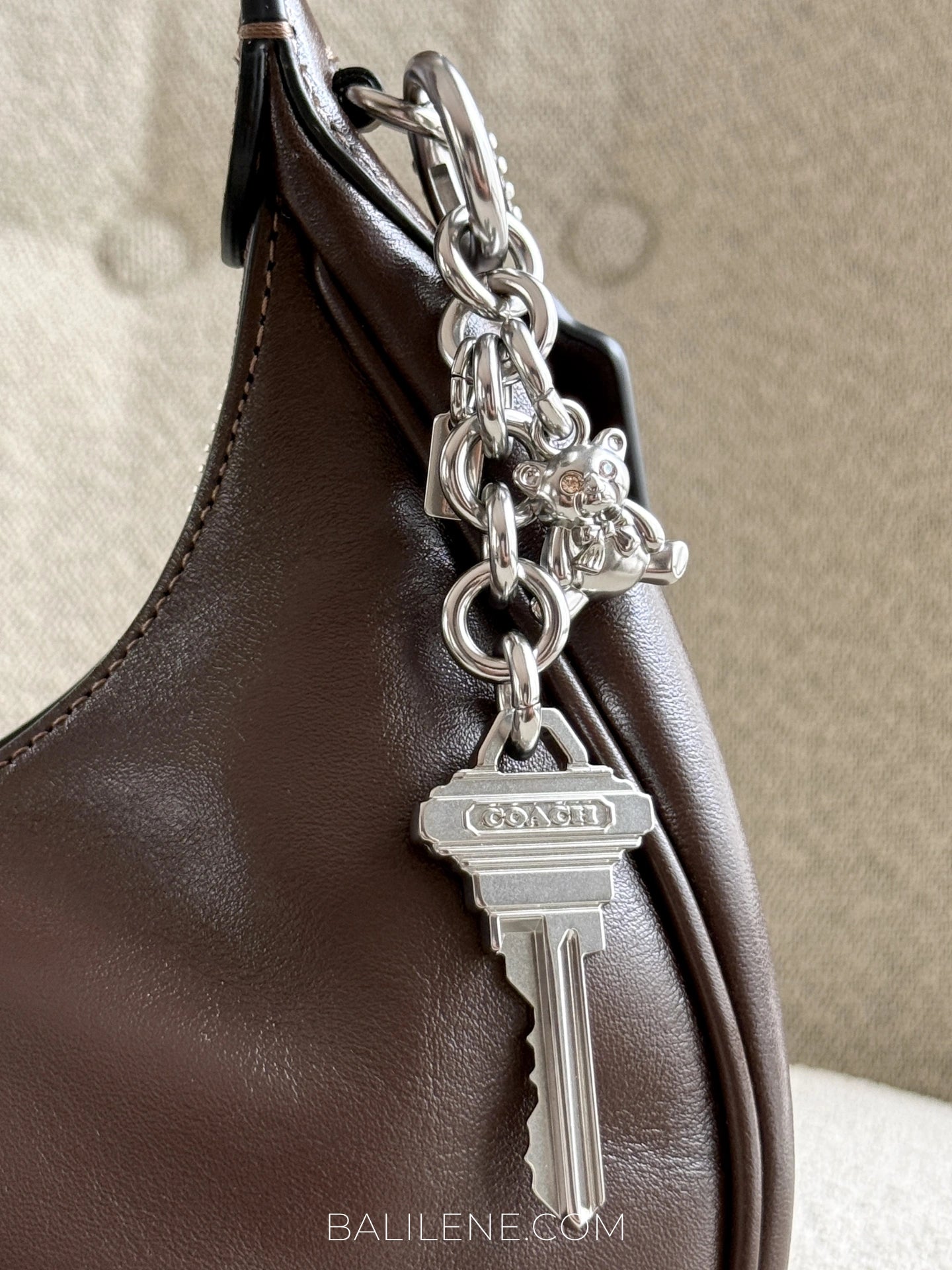 detail-charm-Coach-Emily-Shoulder-Bag-Maple-balilene