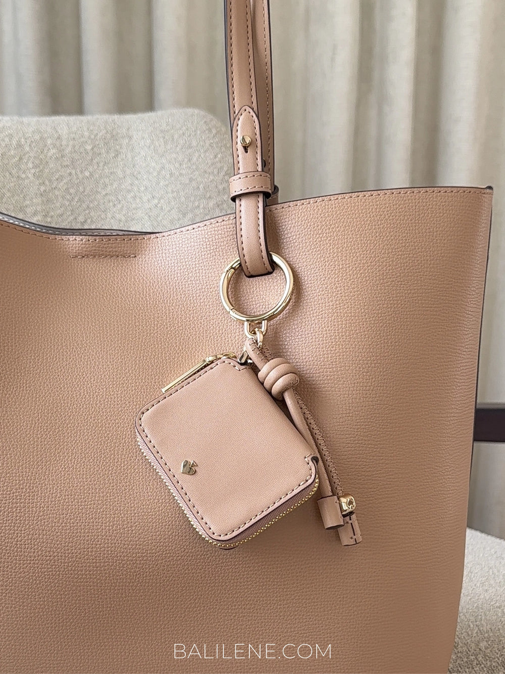 detail-charm-Kate-Spade-Tessa-Tote-Bag-With-Charm-Dried-Cloves-balilene