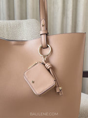 detail-charm-Kate-Spade-Tessa-Tote-Bag-With-Charm-Dried-Cloves-balilene