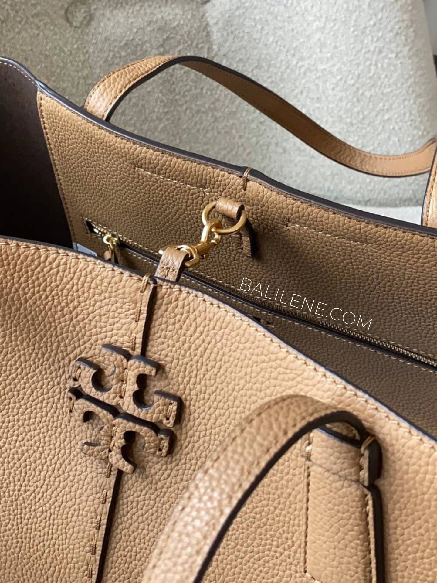 detail-clip-Tory-Burch-McGraw-Tote-Bag-Tiramisu-153234-balilene
