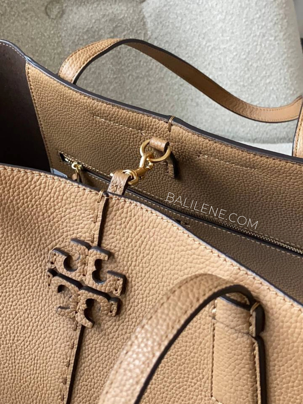 detail-clip-Tory-Burch-McGraw-Tote-Bag-Tiramisu-153234-balilene