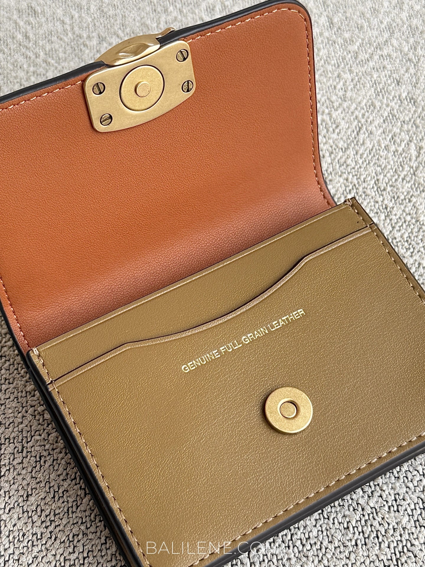 detail-closure-Coach-Bandit-Card-Case-Wallet-Muted-Olive-balilene