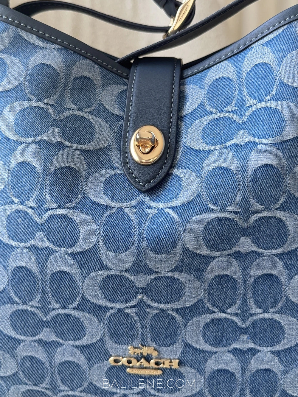 detail-closure-Coach-Hadley-Convertible-Crossbody-Bag-In-Signature-Denim-Indigo-balilene