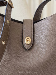 detail-closure-Coach-Hadley-Mini-Crossbody-Bag-Dark-Stone-balilene