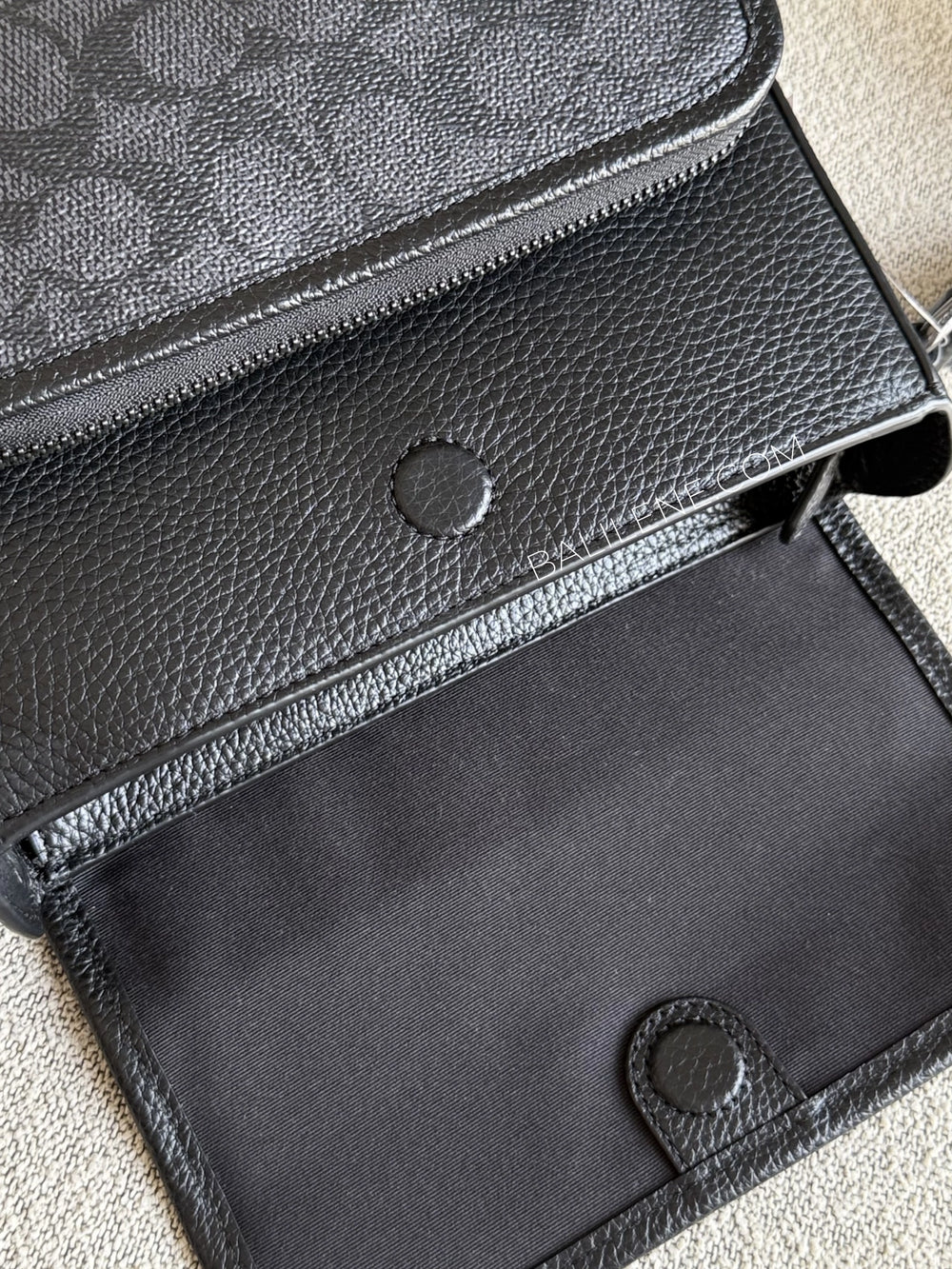 detail-closure-Coach-Sullivan-Flap-Crossbody-Bag-In-Signature-Canvas-Charcoal-Black