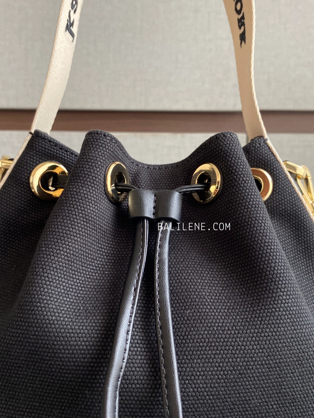 detail-closure-Kate-Spade-Kip-Canvas-Bucket-Bag-Black-balilene