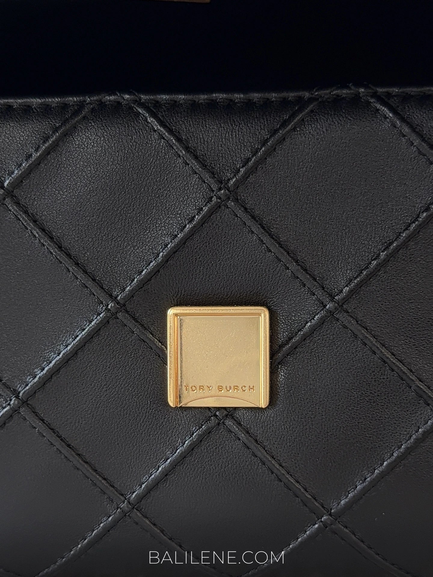 detail-closure-Tory-Burch-Fleming-Soft-Small-Convertible-Shoulder-Bag-Black-balilene
