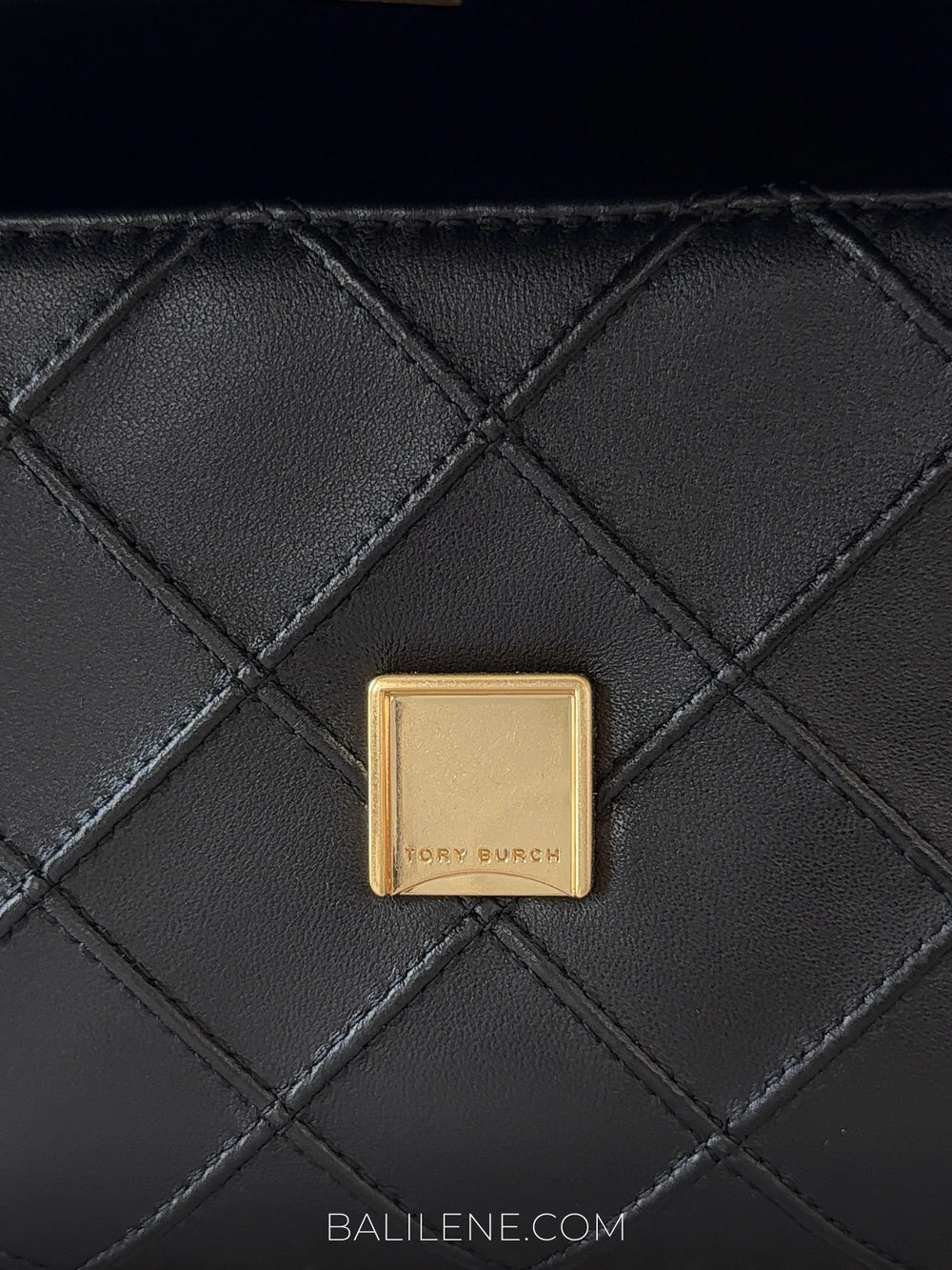 detail-closure-Tory-Burch-Fleming-Soft-Small-Convertible-Shoulder-Bag-Black-balilene