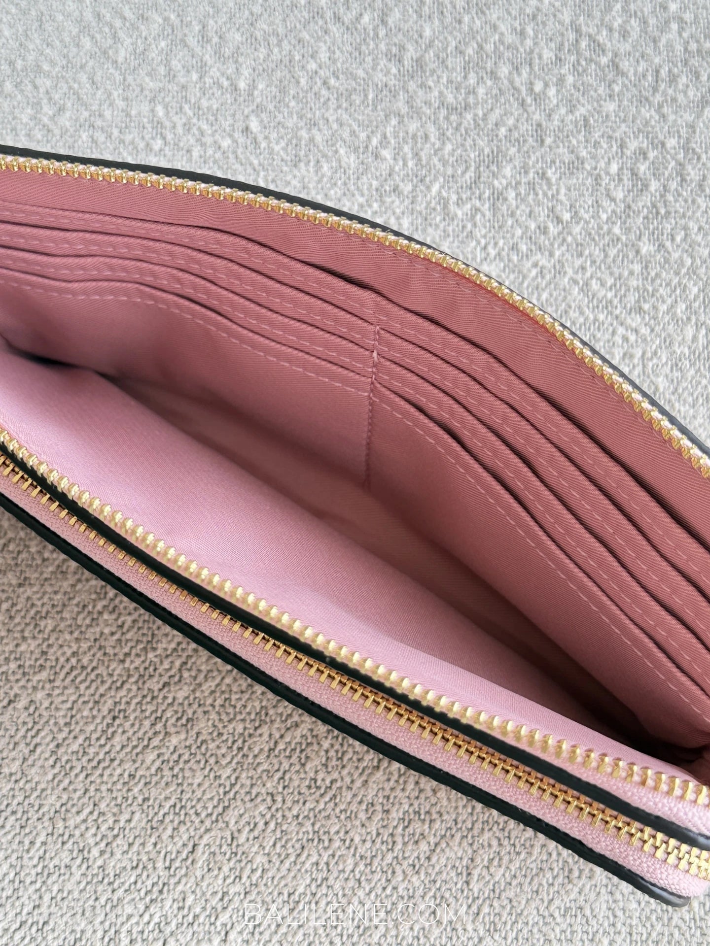 detail-dalam-1-Coach-Double-Zip-Wallet-In-Signature-Canvas-With-Charms-Powder-Pink-balilene