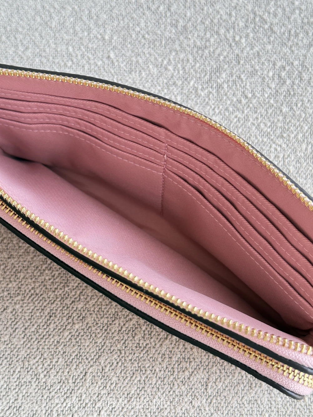 detail-dalam-1-Coach-Double-Zip-Wallet-In-Signature-Canvas-With-Charms-Powder-Pink-balilene