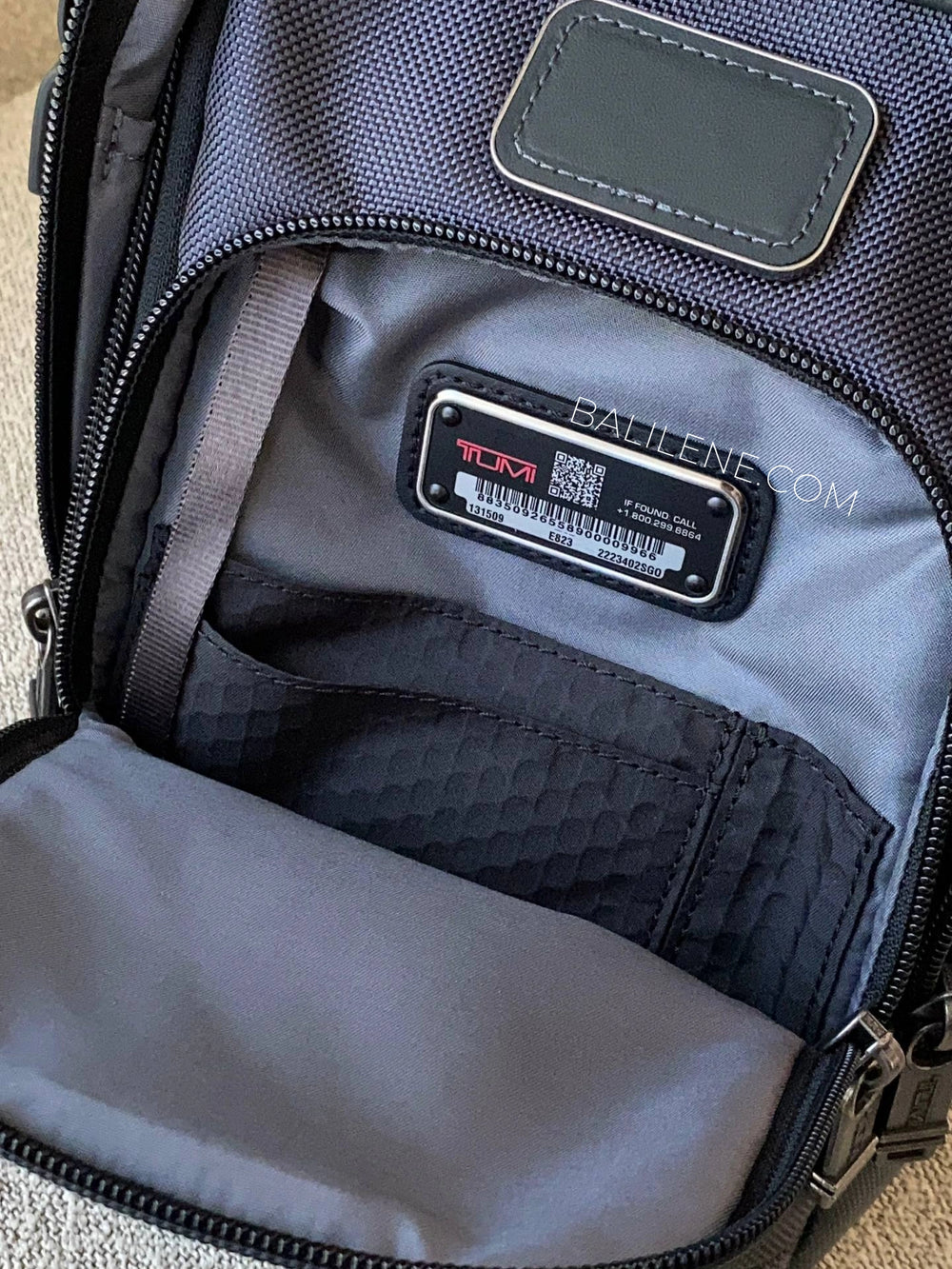 detail-dalam-1-Fife-Slim-Sling-Bag-Seal-Grey-TUMI-balilene