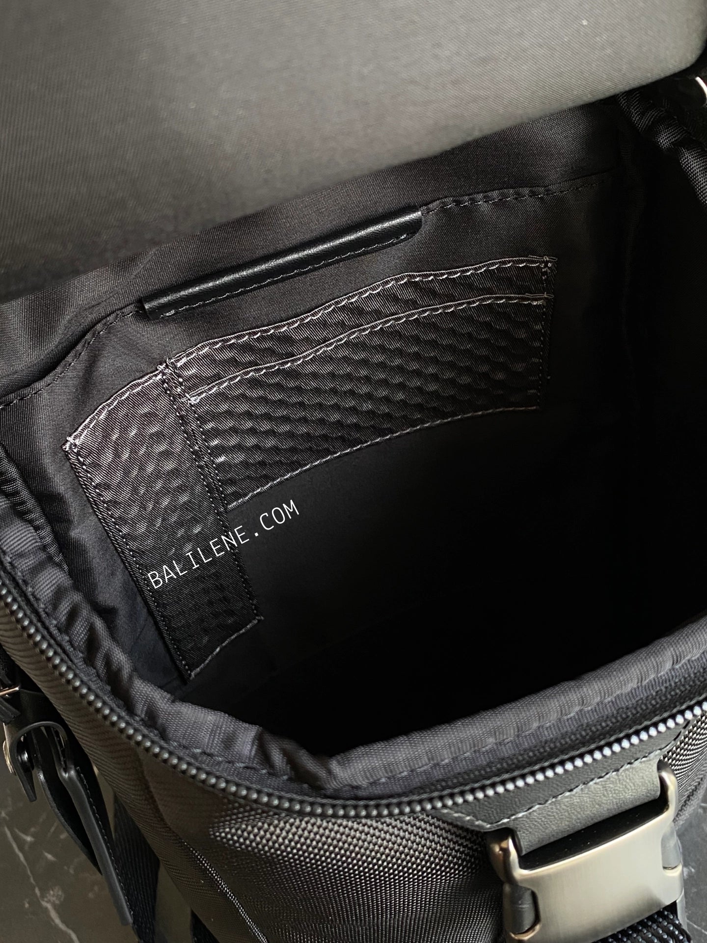 detail-dalam-2-Tumi-Woodland-Sling-Black-balilene