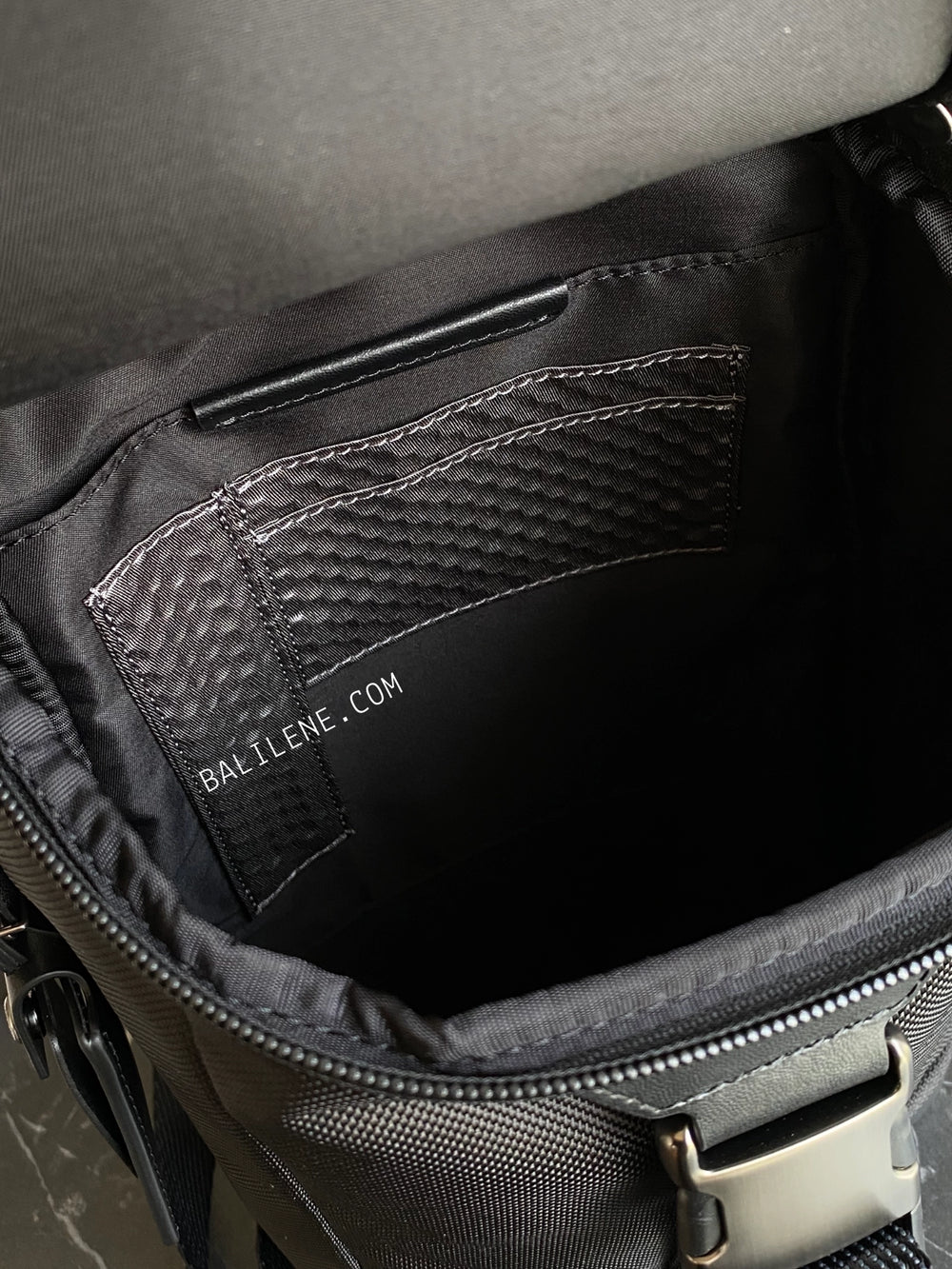 detail-dalam-2-Tumi-Woodland-Sling-Black-balilene