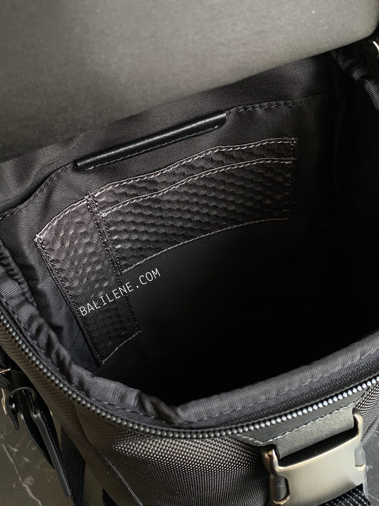 detail-dalam-2-Tumi-Woodland-Sling-Black-balilene