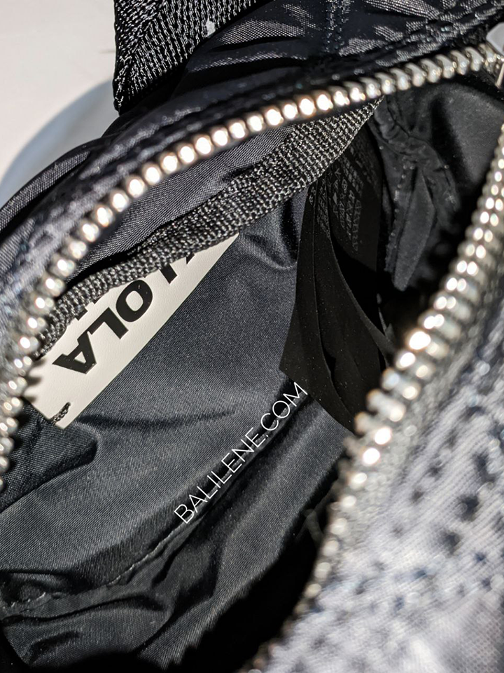detail-dalam-B-Y-L-Small-Padded-Black-Nylon-Barrel-Bag