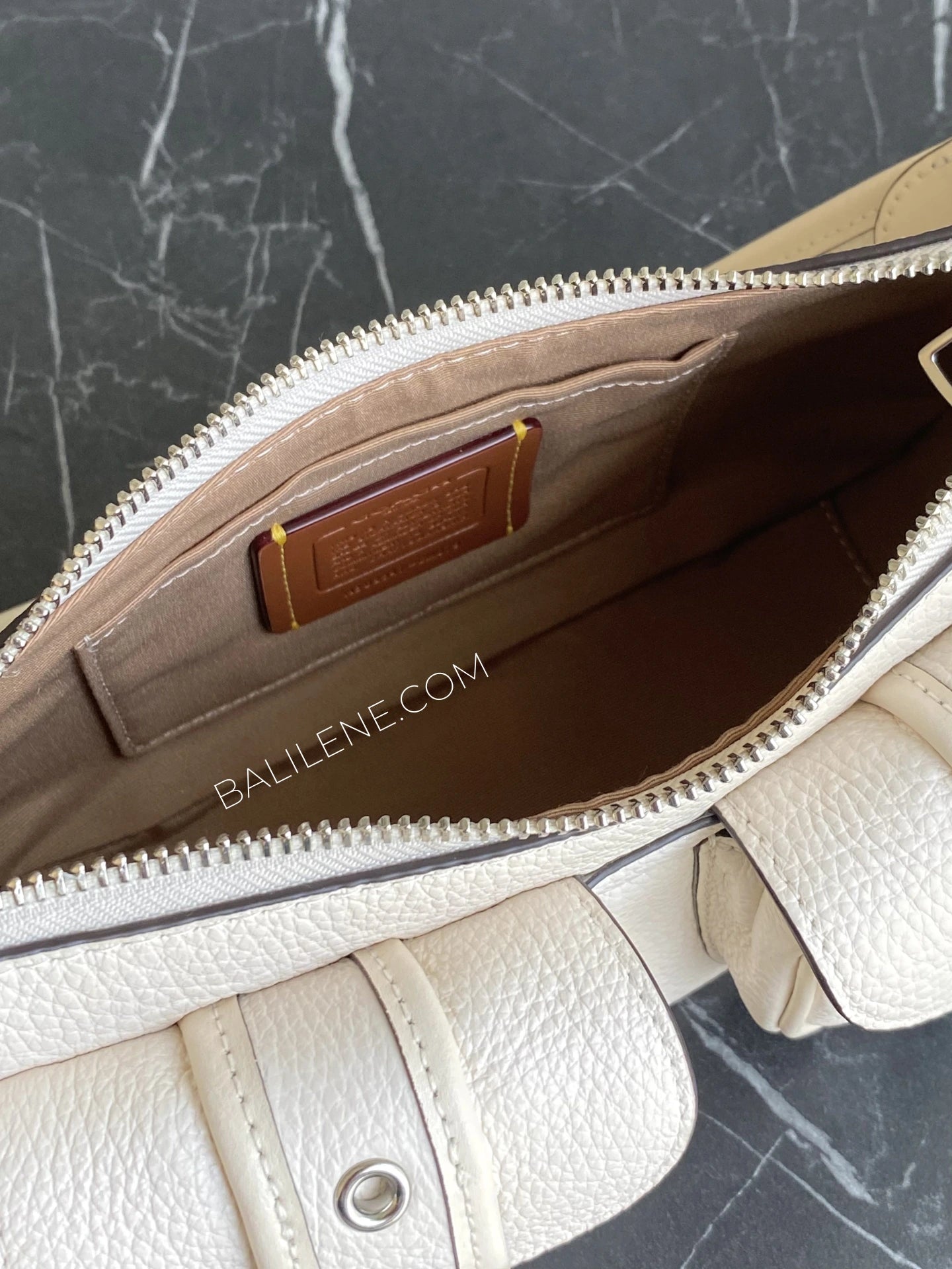 detail-dalam-Coach-Ashton-Shoulder-Bag-Chalk-balilene