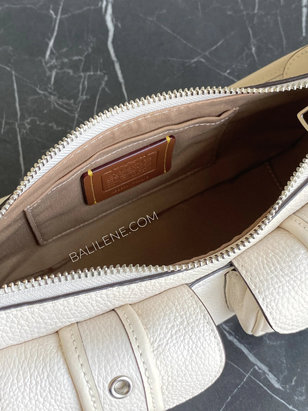 detail-dalam-Coach-Ashton-Shoulder-Bag-Chalk-balilene