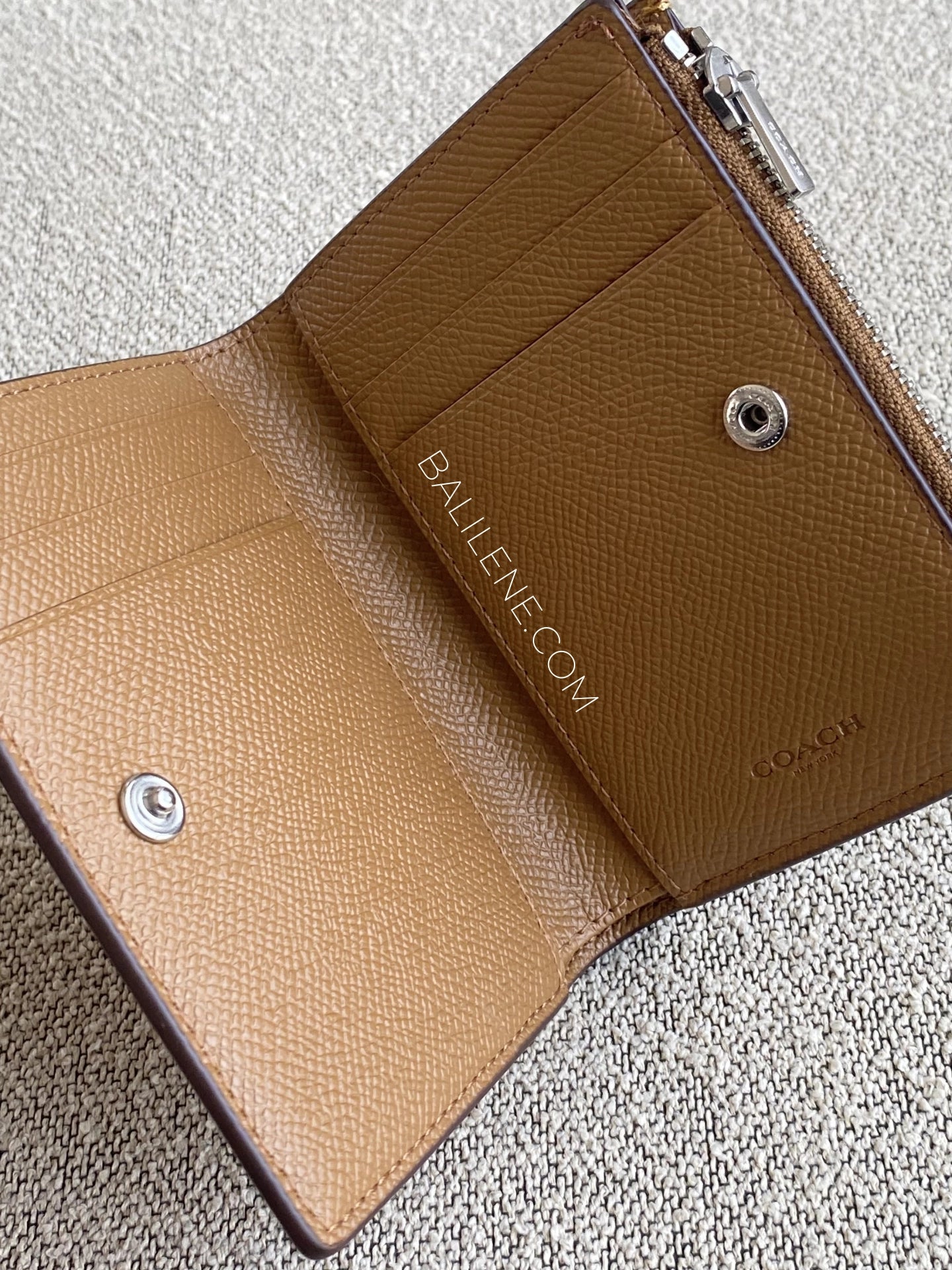 detail-dalam-Coach-Billfold-Wallet-Crossgrain-Leather-Light-Saddle-balilene