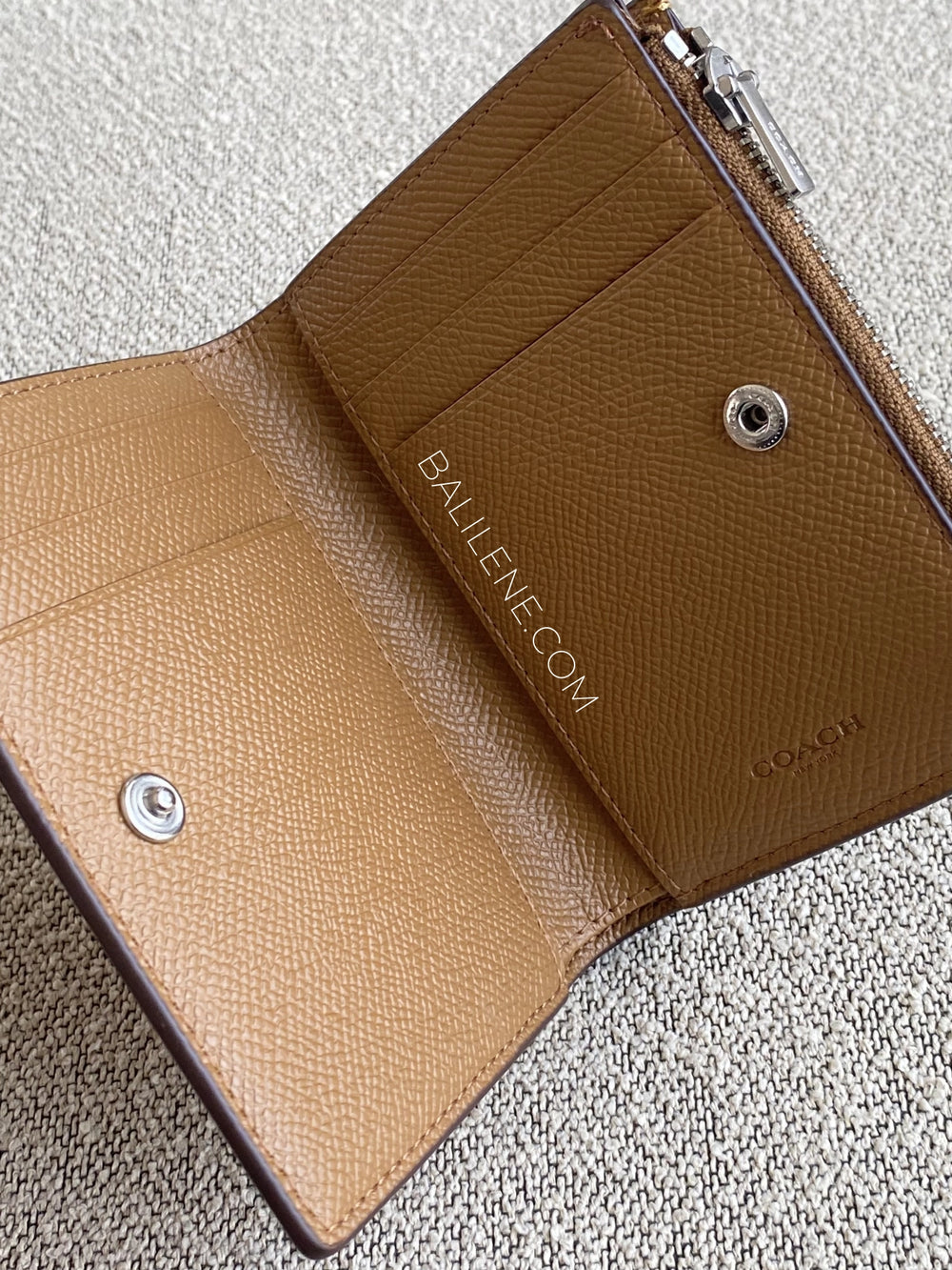 detail-dalam-Coach-Billfold-Wallet-Crossgrain-Leather-Light-Saddle-balilene