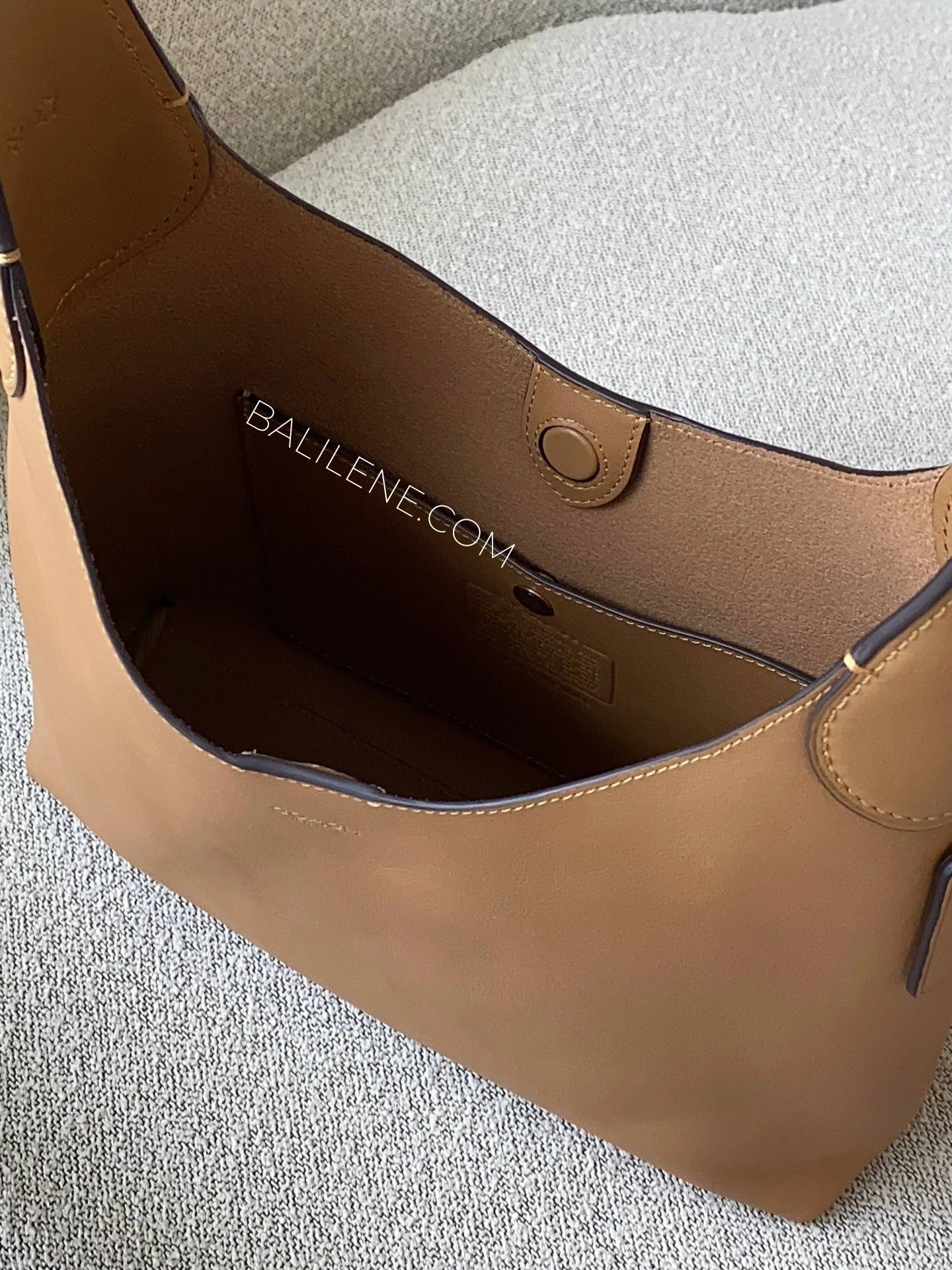 detail-dalam-Coach-Brooklyn-Shoulder-Bag-28-Honey-Brown-balilene