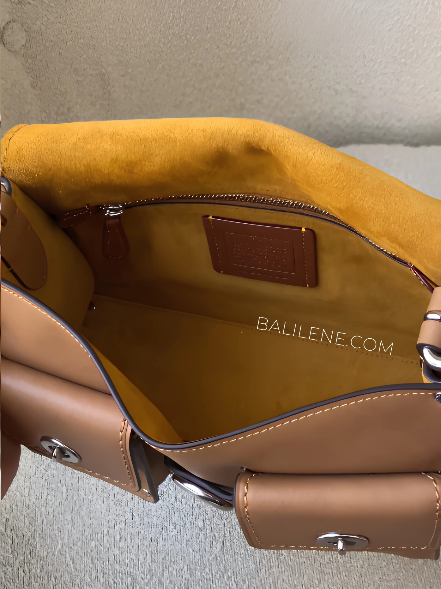 detail-dalam-Coach-Cargo-Turnlock-Soft-Tabby-Honey-Brown-balilene