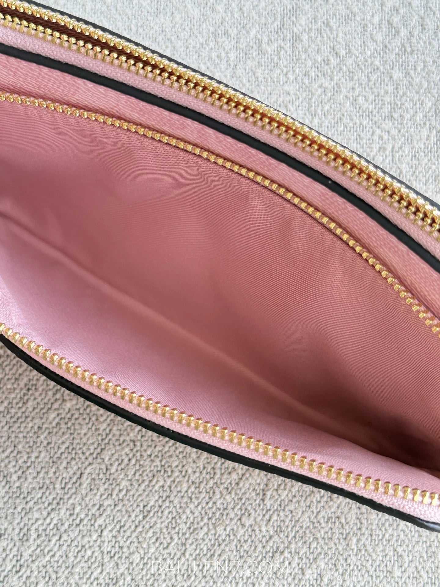 detail-dalam-Coach-Double-Zip-Wallet-In-Signature-Canvas-With-Charms-Powder-Pink-balilene