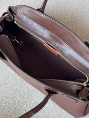 detail-dalam-Coach-Empire-Carryall-Bag-34-Maple-balilene