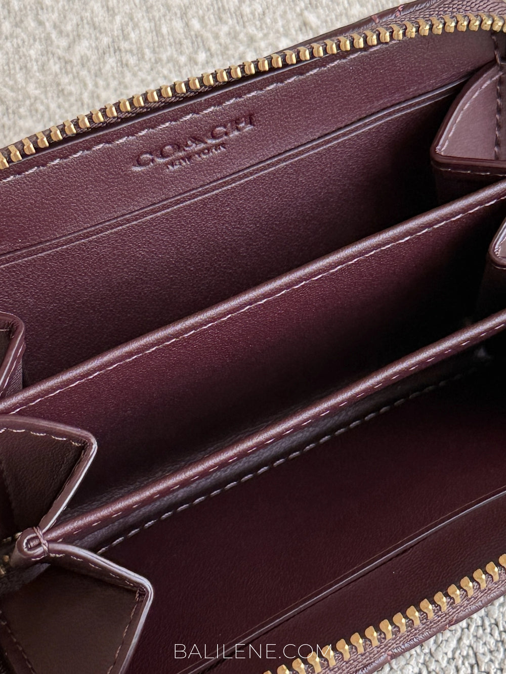 detail-dalam-Coach-Essential-Small-Zip-Around-Card-Case-With-Pillow-Quilting-Black-Curran-balilene