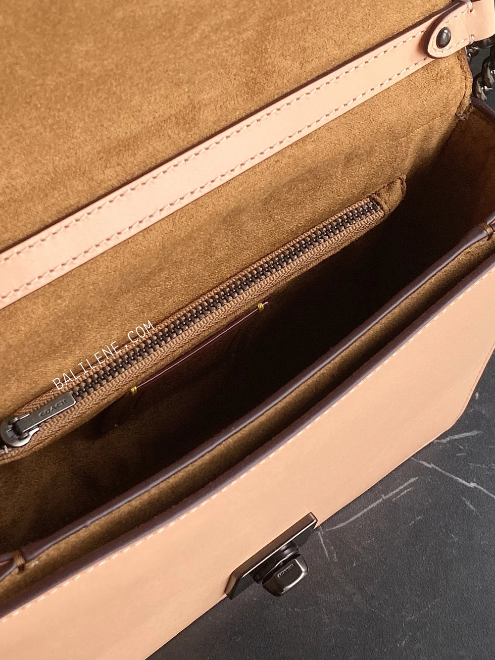 detail-dalam-Coach-Hutton-Shoulder-Bag-In-Souffle-Quilted-Leather-Faded-Blush-balilene