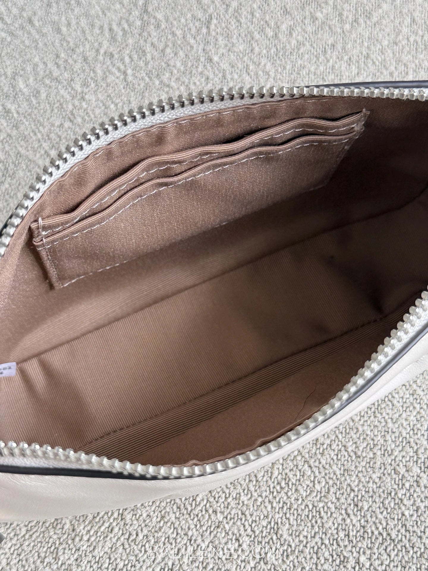 detail-dalam-Coach-Nolita-19-Debossed-Chalk-balilene