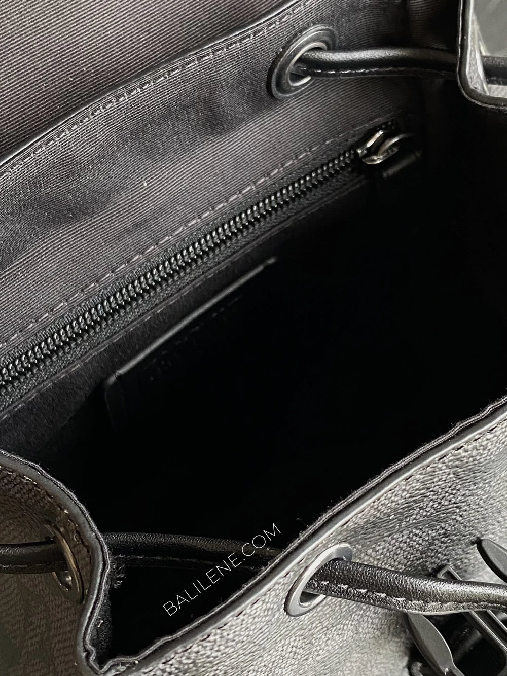 detail-dalam-Coach-Racer-Pack-Bag-In-Signature-Charcoal-Black-balilene