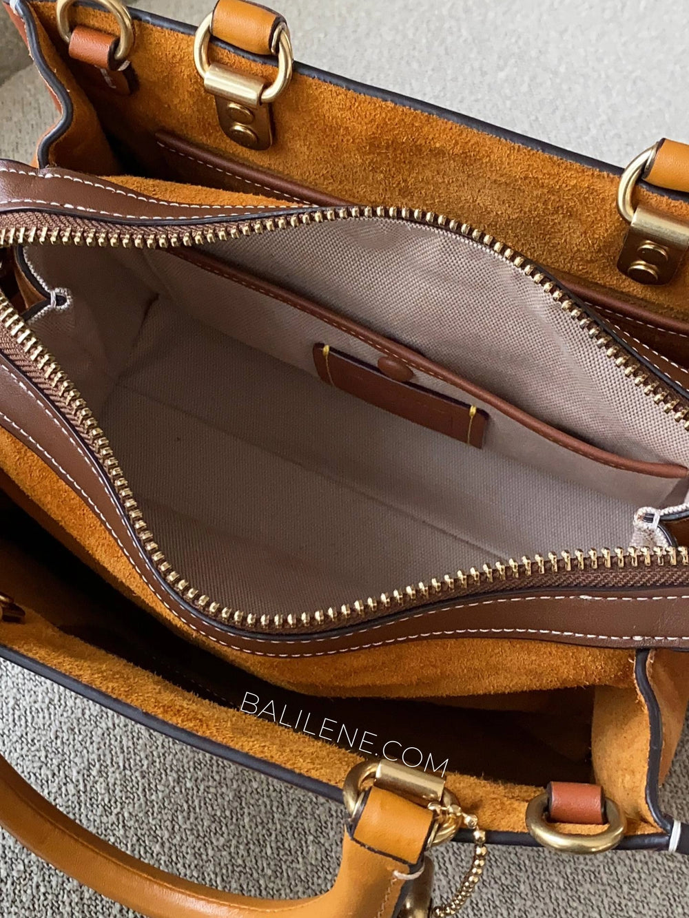 detail-dalam-Coach-Rogue-25-In-Signature-Textile-Jacquard-Cocoa-Burnished-Amber-balilene