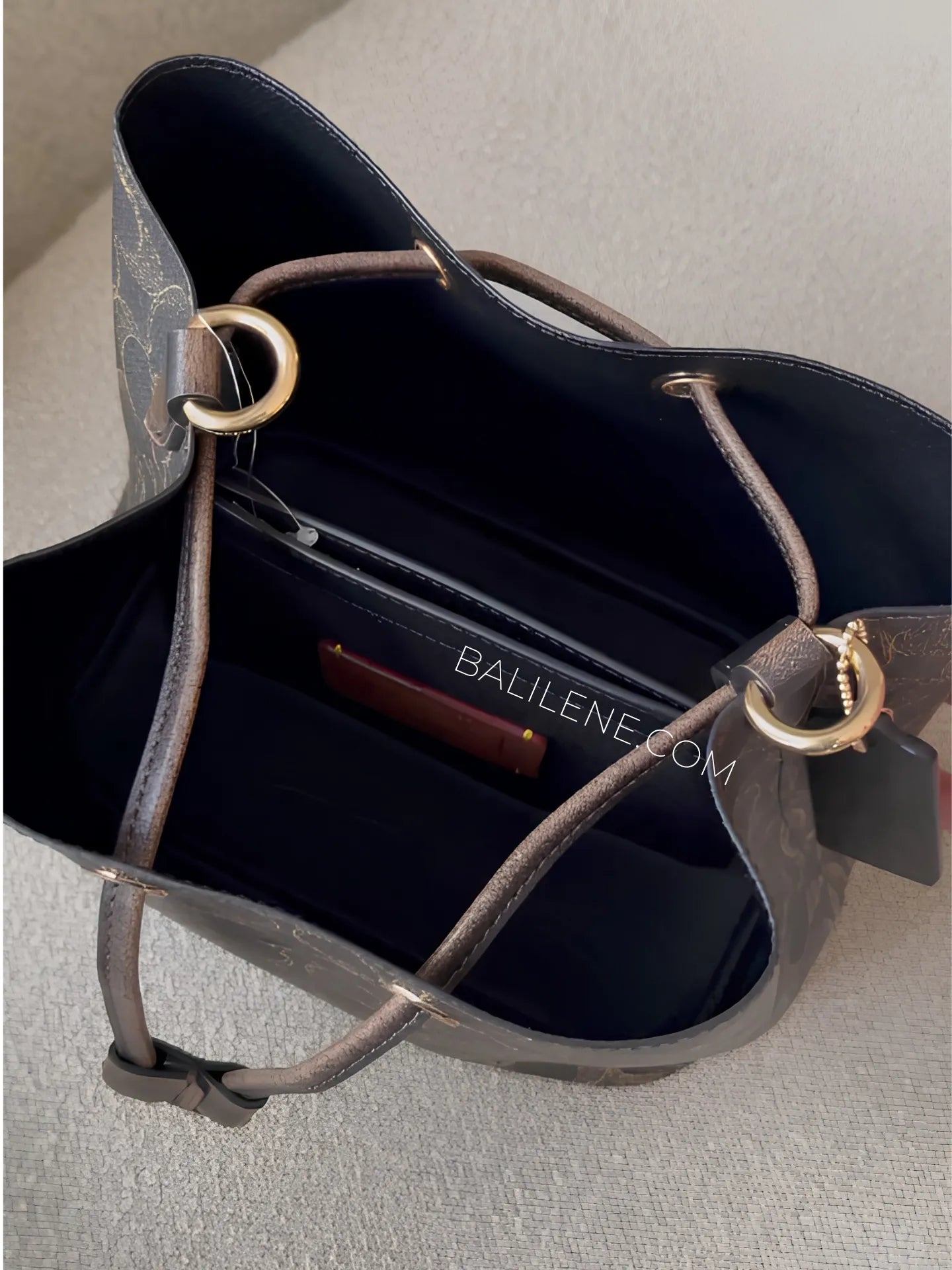 detail-dalam-Coach-Rowan-Bucket-Bag-In-Loved-Signature-Canvas-With-Charms-Brown-balilene